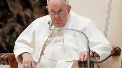 El papa Francisco se somete a más estudios clínicos: pasó una noche tranquila, pero necesitó oxígeno