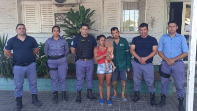 Policías salvan la vida de una bebé que se asfixiaba