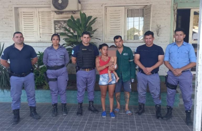 Policías salvan la vida de una bebé que se asfixiaba
