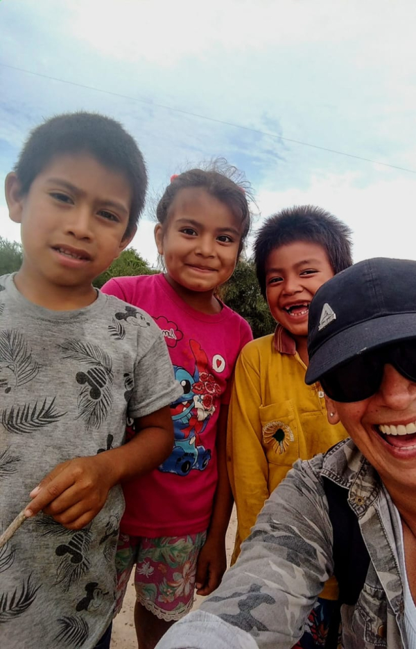 Ana junto a niños de El Impenetrable. Foto: @temuestro_otrochaco