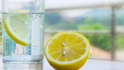 Agua con limón: ventajas y cuidados