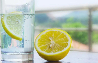 Agua con limón: ventajas y cuidados