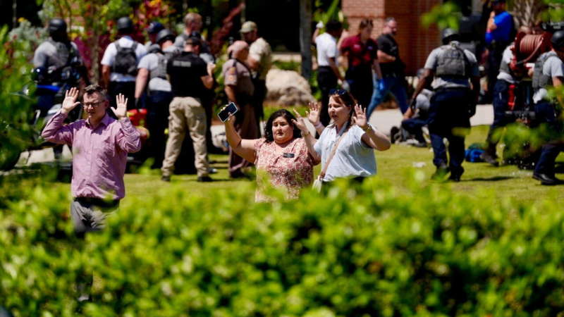 Estudiante armado abrió fuego en la Universidad de Florida: dos muertos y siete heridos