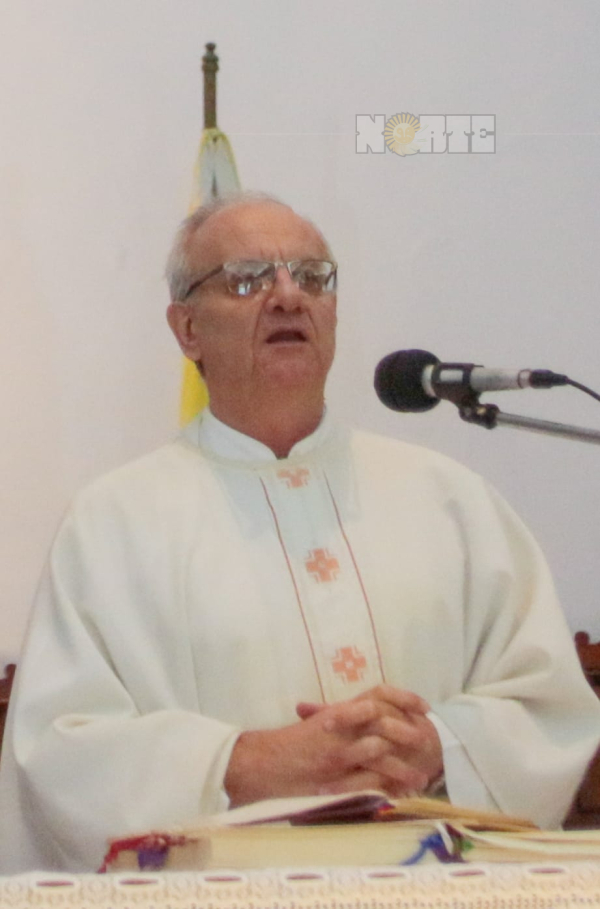 El cura párroco local, presbítero Alberto José María Fogar, dirigió unas palabras cargadas de sentido y cercanía, subrayando la relevancia de la Pascua como un punto de inflexión. Foto: Miguel Romero.