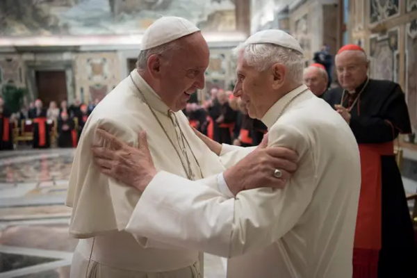 El papa emérito Benedicto XVI es recibido por el papa Francisco durante una ceremonia para conmemorar su 65° aniversario de ordenación al sacerdocio en el Vaticano, el 28 de junio de 2016.