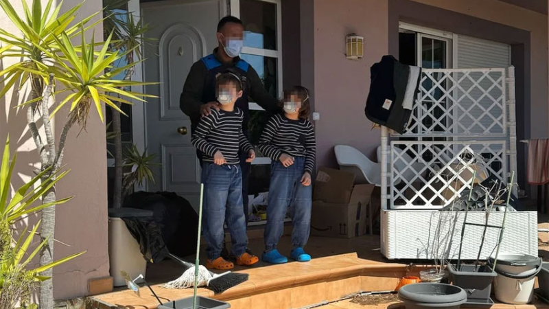 Sometían a sus hijos de 8 y 10 años a vivir con barbijos, pañales y aislados