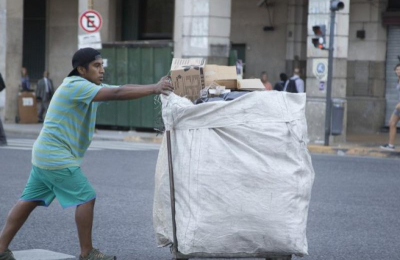 Una familia necesita más de 1 millón de pesos para no ser pobre