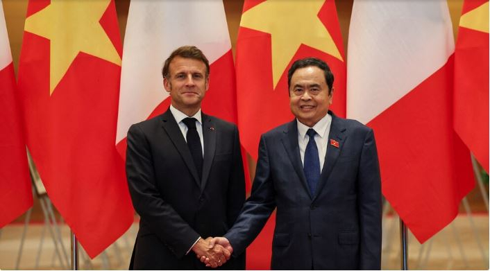 Macron 3.JPG