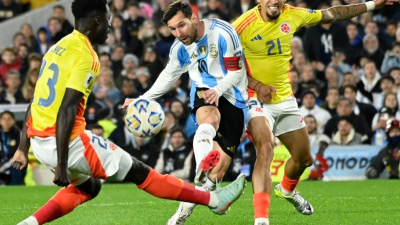 Con diez jugadores, la Selección argentina igualó ante Colombia