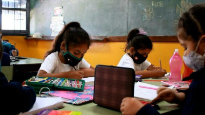 El aumento de casos de Covid y gripe A impuso medidas en todas las escuelas