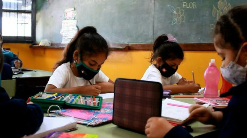 El aumento de casos de Covid y gripe A impuso medidas en todas las escuelas