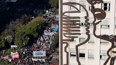 Manifestantes marchan a Plaza de Mayo para respaldar a Cristina Kirchner