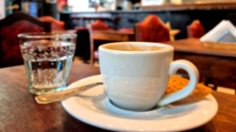¿Agua o soda? Cuál es mejor para acompañar el café☕