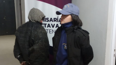 Intentaron robarle mientras dormía, pero redujo a una persona con ayuda de los vecinos