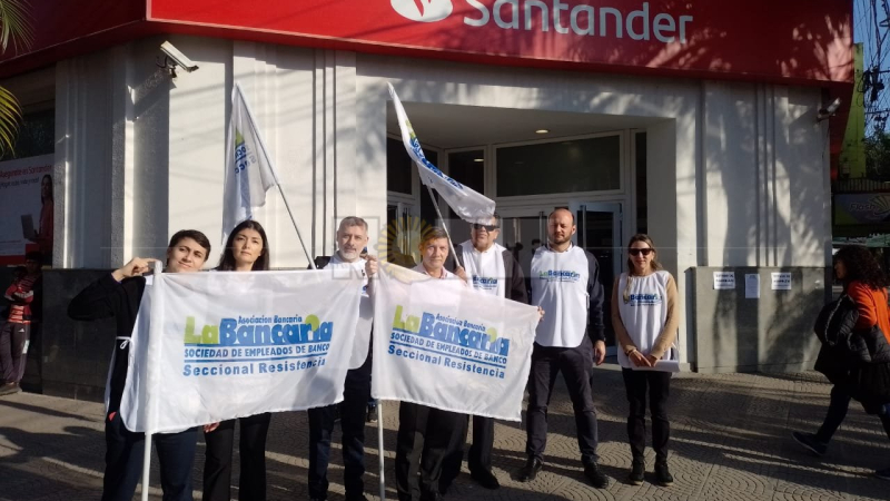 Jornada de protesta en el banco Santander de Resistencia