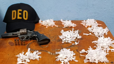 Lo agarraron con 223 bochitas de cocaína, un revólver y más de $130 mil en efectivo