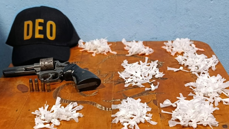 Lo agarraron con 223 bochitas de cocaína, un revólver y más de $130 mil en efectivo