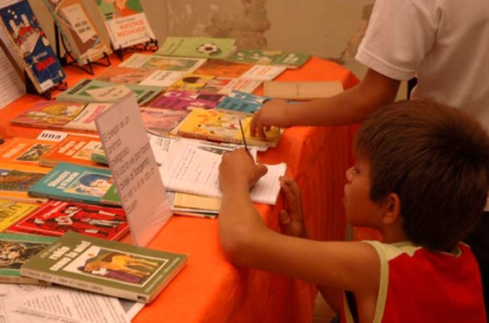 Muestra de literatura infantil prohibida por la dictadura cívico-militar.jpg