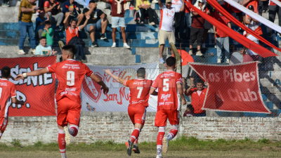 Estudiantes goleó a Itatí y quedó como único puntero