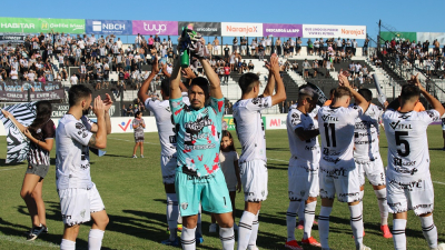 For Ever cumple 112 años y lo celebra con su gente frente a Almirante Brown