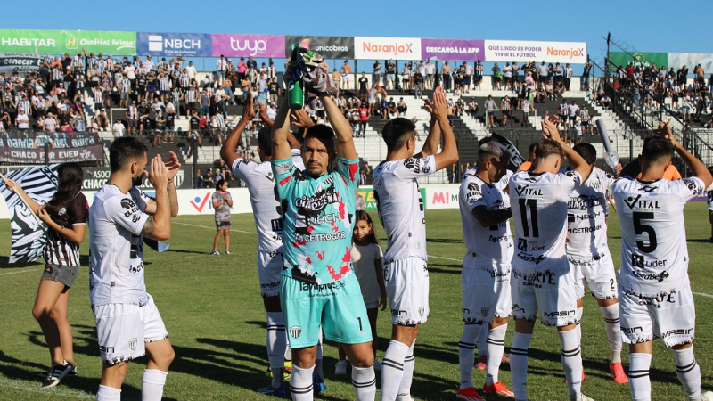 For Ever cumple 112 años y lo celebra con su gente frente a Almirante Brown
