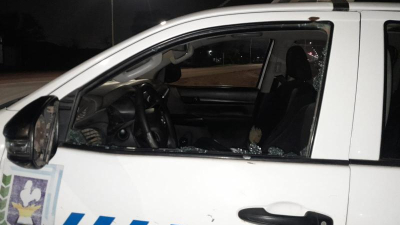 Dañaron un patrullero y casi lesionan al conductor