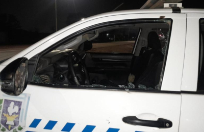 Dañaron un patrullero y casi lesionan al conductor