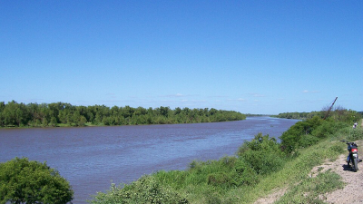 Una barcaza embistió una canoa en el Paraná: buscan a un pescador desaparecido