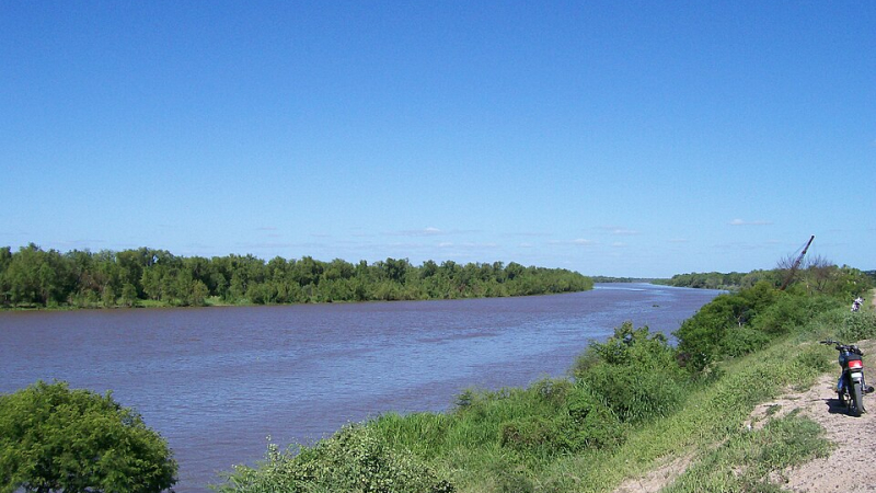 Una barcaza embistió una canoa en el Paraná: buscan a un pescador desaparecido
