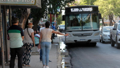 Colectivos: madura un acuerdo para evitar suspensiones y despidos