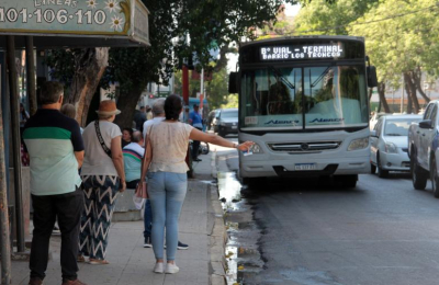 Colectivos: madura un acuerdo para evitar suspensiones y despidos