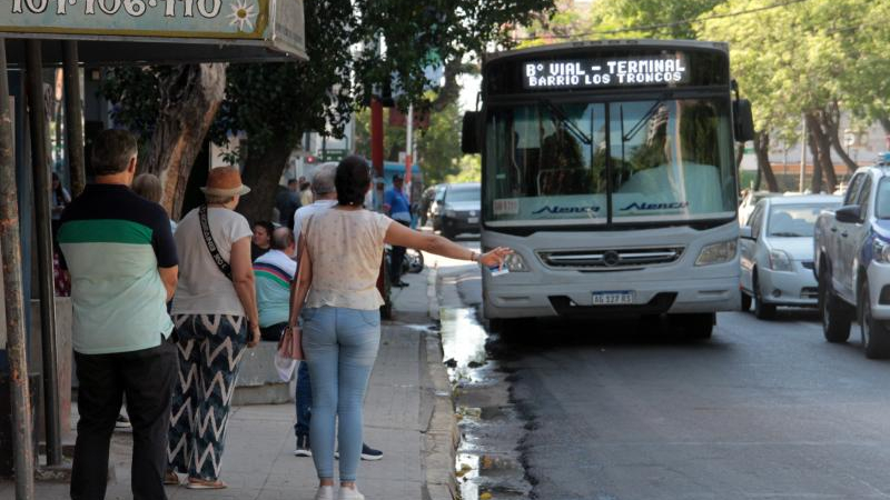 Colectivos: madura un acuerdo para evitar suspensiones y despidos