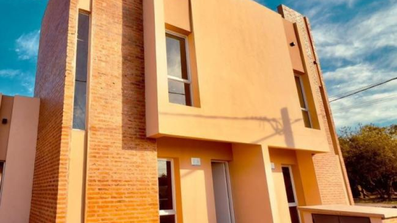 Zdero entregó viviendas en el barrio Santa Rita de Sáenz Peña