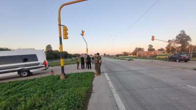 Susto en la autovía de ruta 11: minibús del Servicio Penitenciario chocó con un auto