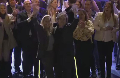 Milei no habló de las denuncias y acompañó a Karina en un acto político