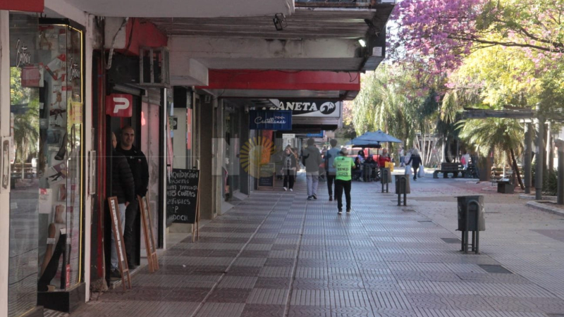 Comercios abiertos y poco movimiento en el centro capitalino