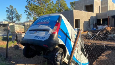 Robaron una ambulancia, cayeron en una pileta y se tirotearon con la Policía