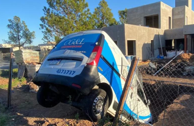 Robaron una ambulancia, cayeron en una pileta y se tirotearon con la Policía