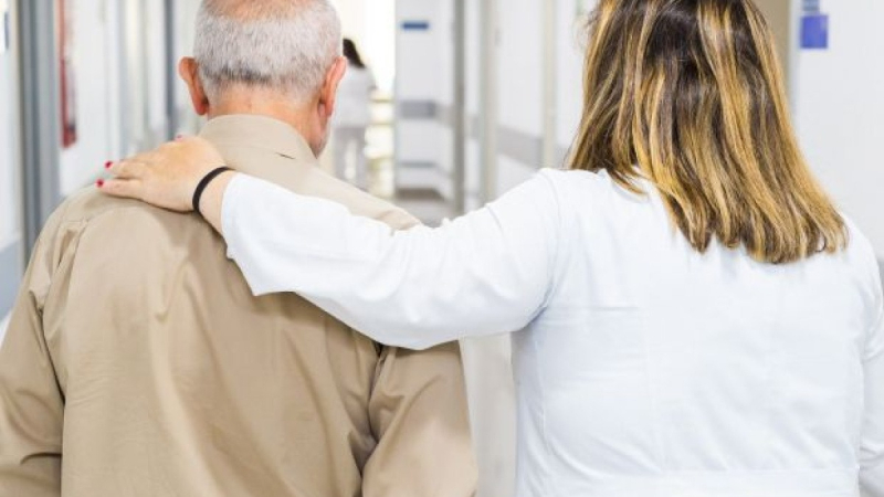 "Nunca se debe ocultar el estado de salud a un paciente mayor"