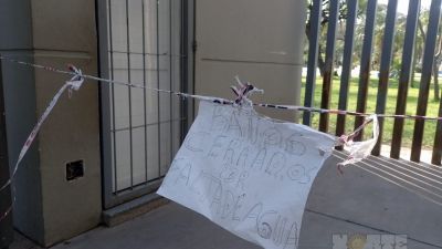 Reclamo de usuarios por baños fuera de servicio en la Plaza 25 de Mayo