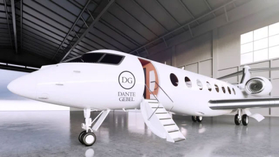 Un pastor postea fotos de su avión privado y se burla de las críticas