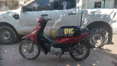 Motochorros camuflados como municipales asaltaron a una mujer