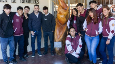 Donaron una escultura al colegio Honduras