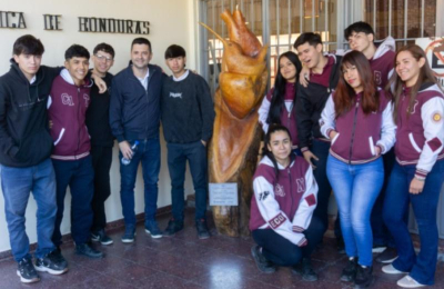 Donaron una escultura al colegio Honduras