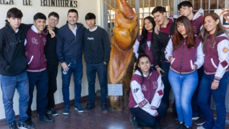 Donaron una escultura al colegio Honduras