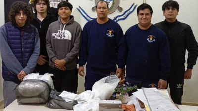 Bomberos recibieron donación de alumnos secundarios