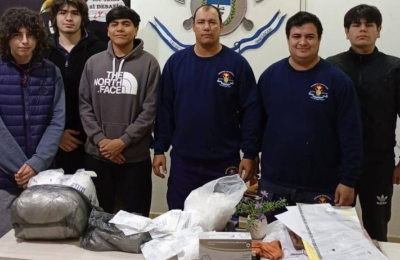 Bomberos recibieron donación de alumnos secundarios