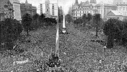 Archivo_General_de_la_Nación_Argentina_1945_Buenos_Aires_Plaza_de_Mayo_el_17_de_octubre,_pies_en_el_agua.jpg