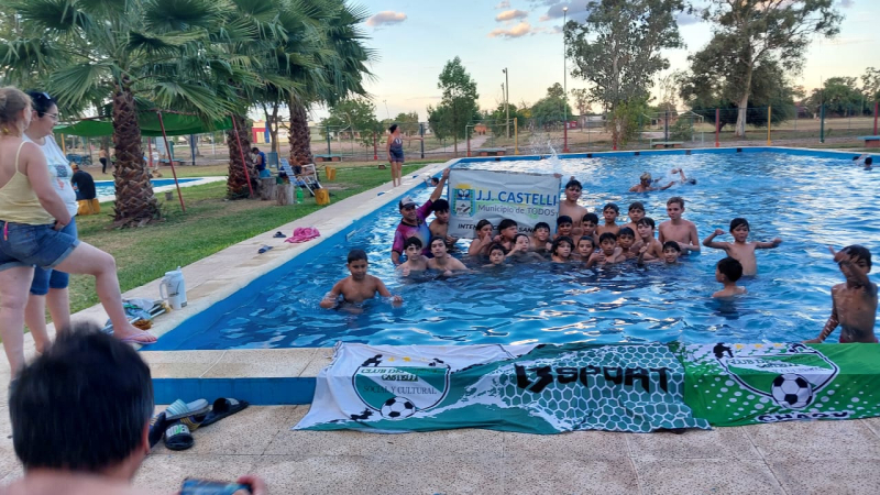 Castelli abre su temporada de verano con el "Natatorio 2025"