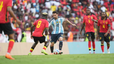 Argentina le ganó a Angola por 2-0 en el último partido del año